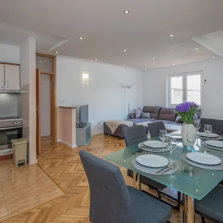 Ap Mirko - 3 Bedrooms In Center