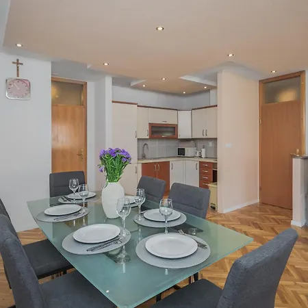 Ap Mirko - 3 Bedrooms In Center Apartment Omiš