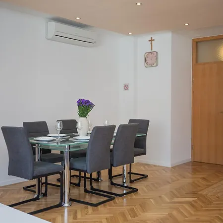 Ap Mirko - 3 Bedrooms In Center Apartment