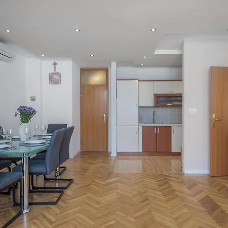 Ap Mirko - 3 Bedrooms In Center Apartment