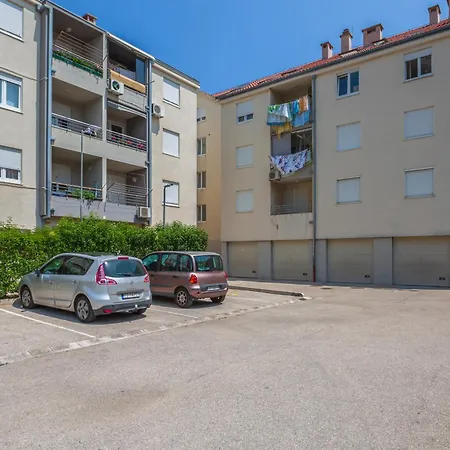Apartment Ap Mirko - 3 Bedrooms In Center