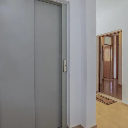 Ap Mirko - 3 Bedrooms In Center Apartment *