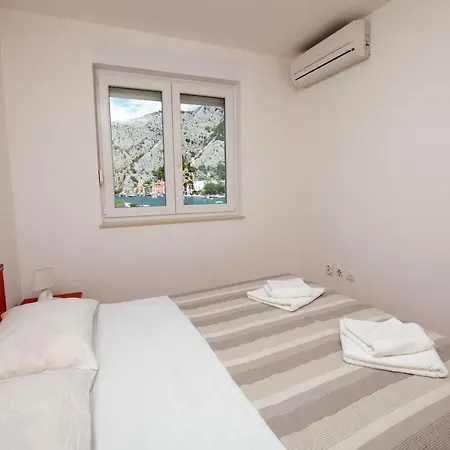 Ap Mirko - 3 Bedrooms In Center Apartamento Omiš