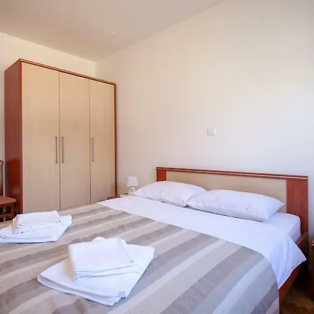 Ap Mirko - 3 Bedrooms In Center Apartamento Omiš